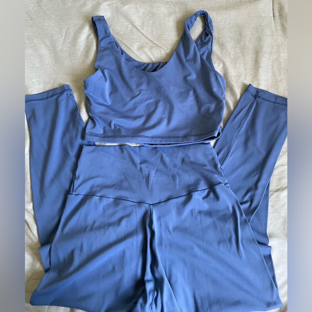 OFFLINE AERIE REAL ME HIGH CROSSOVER
LEGGING&KEYHOLE
BRA MARBLED BLUE SET
